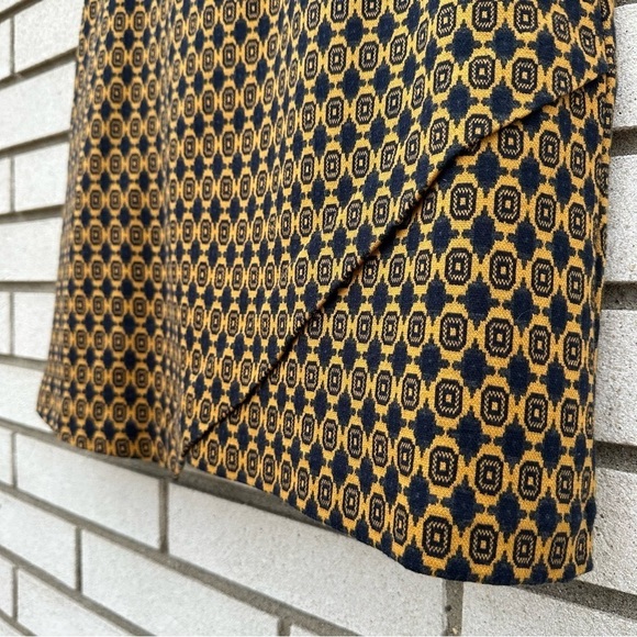 CAbi Medallion Print Knit A-Line Skirt Asymmetrical Hem Pockets XS 3403 - Picture 5 of 13